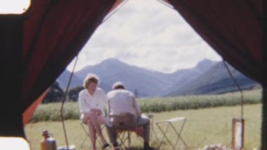 8 mm 'lik kardeşler çadırlarının yanında kaliteli vakit geçiriyorlar ve muhteşem İskoç Highlands onların arka planı oluyor.