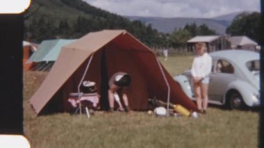 8mm 'lik bir silahla çekilen kardeşler çadırlarını terk eder ve nefes kesen İskoç İskoçya' sında maceraya atılmaya hazırdırlar.