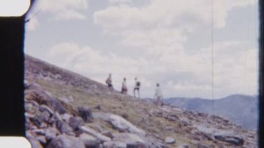 8 mm 'lik görüntüler, verimli dağlık arazilerle çevrili kayalık dağ yollarında gezinmenin engebeli güzelliğini yakalıyor.
