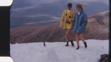 8mm 'lik maceraperestler karlı arazide, kıvrımlı bir nehir ve muhteşem dağlık arazide yürüyor.