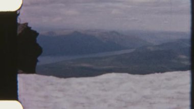 8mm 'lik görüntüler dramatik bulutlu gökyüzünün altındaki görkemli dağları ve sıradağları yakalıyor.