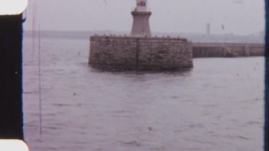 South Shields Limanı 'ndaki manzaralı kıyı manzarasını gösteren 8 mm' lik bir görüntü. Güney İskelesi Deniz feneri, dalgaların çarpmasına ve açık denize karşı dimdik ayakta duruyor.
