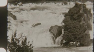 Kademe kademe şelaleler nostaljik 8mm filmlerde çekildi, suyun doğal güzelliğini ve hareketini gözler önüne serdi.