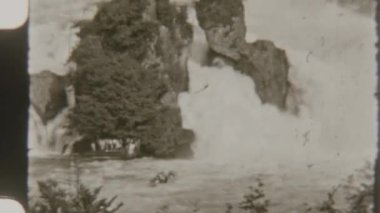 8 mm 'lik bir filmin nostaljik sepya tonuyla yakalanan Avusturya' nın engebeli uçurumları arasında güçlü bir şelale dalgalanır.