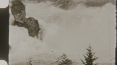 Klasik 8 mm 'lik film kademeli şelalelerin görkemli akışını yakalıyor. Doğanın güzelliğini klasik tarzda sergiliyor.