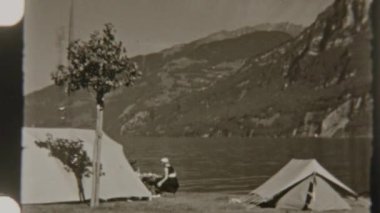 Avusturya tepelerinin altına kurulmuş rahat bir kamp alanı, 8mm 'lik klasik bir filmle çekilen manzaranın nefes kesici panoramik görüntülerini sunuyor.