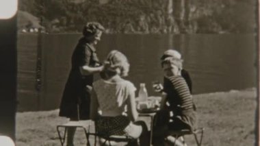 Bir aile yedikten sonra göl kenarında piknik yapıyor. İki kadın ayağa kalkıyor ve masadan kalkıyor. Hepsi de 8 mm 'lik nostaljik bir filme çekiliyor.