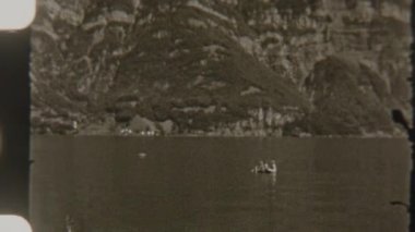 Gölde kürek çeken kardeşler, engebeli dağlarla çevrili, nostaljik 8 mm 'lik filmlerde yakalandılar.