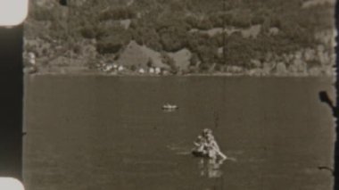 Kardeşler, 8mm 'lik nostaljik bir filmle çevrili sakin bir gölde, dinlendirici, şişme bir tekne yolculuğunun keyfini çıkarırlar.