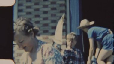 8 mm 'lik bir film, kardeşlerini hazırlanırken ve heyecanlı bir bisiklet macerasına hazırlanırken yakalar.