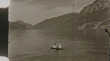 Kardeşler şişme bir teknede sessiz bir gölü keşfeder. Arka planda görkemli dağlar vardır. Nostaljik 8 mm filmlerde geçer.