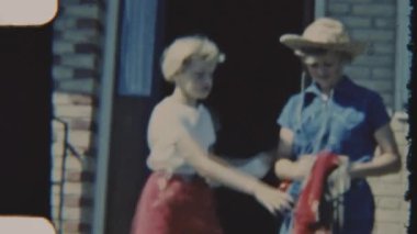 8 mm 'lik bir film, heyecan ve heyecanla dolu bir açık hava macerasına hazırlanan iki kız kardeşi evlerinin önünde son hazırlıklarını yaparken çeker.