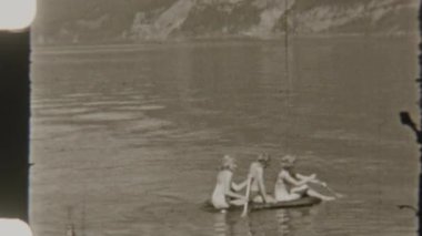 Kardeşler, yemyeşil yemyeşil göllerle çevrili sakin bir gölde, 8 mm 'lik nostaljik filmlerde çekilen huzurlu bir tekne yolculuğunun tadını çıkarırlar.