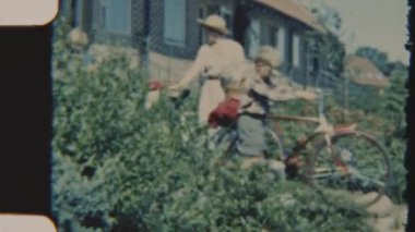 8mm 'lik bir film, dışarıdaki maceralarına başlarken gülümseme ve heyecanla dolu bir bisiklet gezisine çıkan mutlu bir aileyi yakalar.