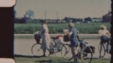 Nostaljik bir 8 mm 'lik film, banliyölerin sessiz sokaklarında bisiklet sürerken bir anne ve çocuklarını yakalar, eğlenceli ve tasasız bir aile gezisinin tadını çıkarır.