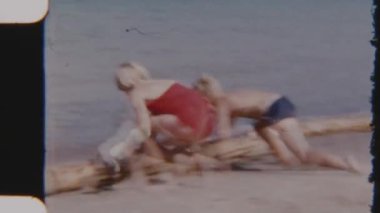 8mm 'lik bir film, dalgalara doğru bambu tarlasını iten bir erkek ve kız kardeşi yakalar.