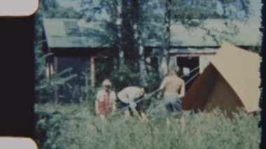 Klasik bir 8 mm 'lik film, arka planda evleri görünen yemyeşil çimlerde çadır kuran bir aileyi yakalar ve rahat bir kamp macerasına hazırlanırlar.