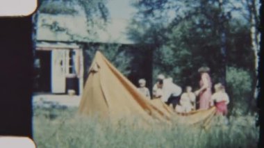 Bir aile arka bahçelerinde ağaçlar ve yemyeşil otlarla çevrili bir çadır kurar. Gündüz vakti kalıcı kamp anıları yaratırlar. Hepsi de klasik 8 mm 'lik filmlerde yer alır.