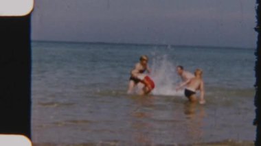 Bir aile kumsalda kaygısız bir günün tadını çıkarır. Birbirlerine neşeyle su sıçratırlar ve gülerler. Hepsi 8 mm 'lik klasik bir filme yakalanır.