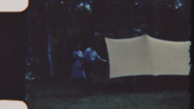 8mm 'lik klasik bir film, çadırın yanında rahat ve unutulmaz bir kamp deneyimi yaratan masa ve sandalyelerle kamp yapan bir aileyi yakalar.