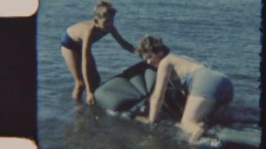 Genç bir çocuk annesine yardım ediyor ve o da 8mm 'lik filme çekilen neşe ve neşe dolu deniz yolculuğundan zevk alıyor.