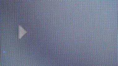 Titreyen statik gürültüyü gösteren klasik bir CRT TV ekranı, ardından 'Dur' simgesi, nostaljik bir retro etkisi yaratıyor