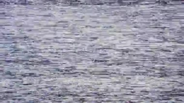 Eski bir televizyon ekranında titreyen statik kar, eski VHS kasetlerinin nostaljik estetiğini yakalıyor.