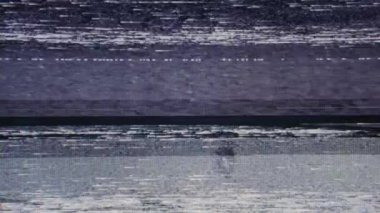 Statik arızalar içeren ve aniden boş bir mavi ekranla biten eski bir VHS kaseti.