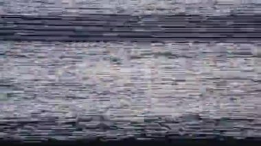 Bulanık statik ekran efekti içeren klasik bir VHS kaset oynatıcısı nostaljik ve bulanık bir görsel doku oluşturur.