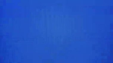 Mavi ekran arızasına dönüşen titreşen statik sesi gösteren klasik bir VHS teyp kaydı geriye dönük ve nostaljik bir görsel efekt yaratıyor.