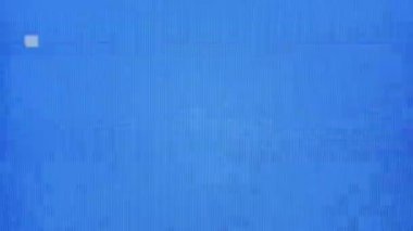 Statik parazitten titreşimli gürültülü bir mavi ekrana dönüşen, bir arıza efekti içeren retro VHS teyp kaydı.