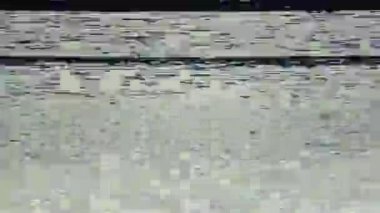 Durağan bir VHS kaset oynatıcısı, dijital bozulmalarla retro bir estetik sergiliyor ve aniden mavi bir ekrana dönüşüyor.