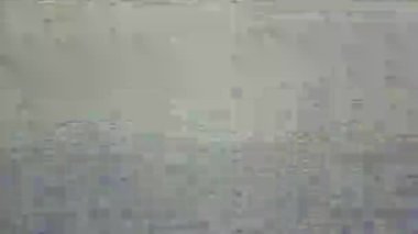 Vintage VHS statik gürültüden titreyen mavi ekrana geçişi, eski analog video görüntülerinin nostaljik etkisini yakalıyor