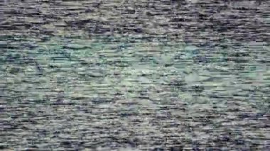 Eski bir analog videonun nostaljik hissini yakalayan statik gürültüyü, ekran bozulmasını ve arıza efektlerini gösteren klasik bir VHS teyp kaydı.