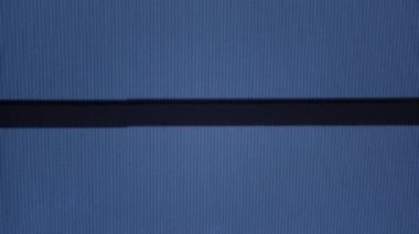 Eski bir VCR eski bir video oynatıcısının nostaljik ve kusurlu video oynatıcısını yakalayan hatalı metin içeren eski bir mavi ekran görüntüler