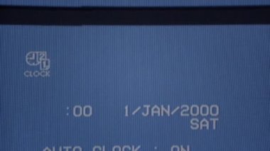 Klasik VHS mavi ekran görüntüleme menü ayarları arızalı metin ile, nostaljik retro TV teknolojisini yakalama