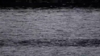 Nostaljik bir VHS oynatıcı, statik, ekran titreşimi, ve kumlu, geçmişe dönük görsel efekt