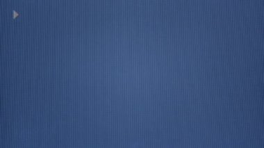 Bozuk statik ve görsel arızalarla oynayan eski bir VHS kaseti nostaljik, klasik bir televizyon efekti yaratıyor.