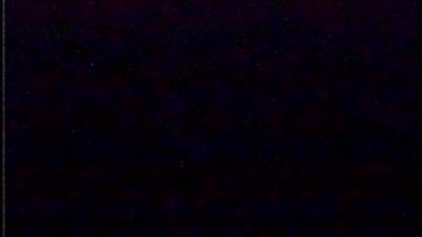 Bulanık statik ses efekti, titrek bir görüntü, eski bir VHS kaseti anımsatıyor.