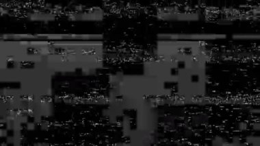 Bir VCR üzerinde oynayan klasik bir VHS kaset, ekranda bulanık statik parazitlenme, titreşim ve analog videonun tipik kumlu bozulmaları gösteriliyor