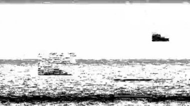 Bir VHS kaseti oynatıyor, çarpık, titreyen görsellerle belirsiz statik sesler sergiliyor, nostaljik ve eski bir hissi çağrıştırıyor.