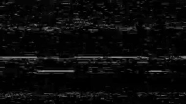 Klasik bir VHS kaset çalar, bulanık statik gürültü ve görsel bozulma yayar, nostaljik, kusurlu bir retro etkisi yaratır