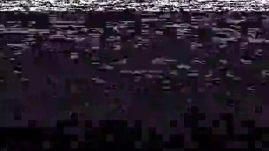 Titreyen arızalar ve statik parazitlerle dolu nostaljik bir VHS kaset oynatıcısı retro video bozulması ve analog sesin özünü yakalıyor.