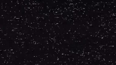 Bozuk statik parazit ve arıza efektleri içeren VHS kaset oynatıcısı nostaljik ve eski bir görsel estetik yaratıyor.