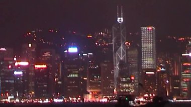Biraz bozuk görünümlü klasik bir video, modern, açısal gökdelenler ve tarihi mimarinin bir karışımının yer aldığı Hong Kong siluetini yakalıyor.