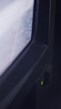 Dikey biçim videosu, VHS gürültüsünü gösteren ve durağan döngüyü sürekli bozan klasik bir CRT TV ekranını gösterir