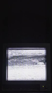 Bir Retro CRT TV ekranını gösteren dikey stok video VHS statik ses oynatıcısını klasik bir estetik ile gösteriyor