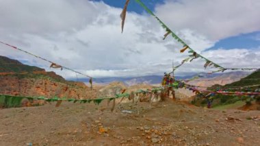 Rüzgarda dalgalanan titrek dua bayrakları Nepal 'in görkemli dağlarının ve manzaranın çarpıcı zeminine vuruyor.
