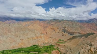 Nepal 'in sert, çöl benzeri dağları arasında yuva yapmış yemyeşil vadilerin nefes kesici manzarası canlı yeşillik ve engebeli arazi arasındaki çarpıcı kontrastı gözler önüne seriyor.