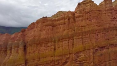 Engebeli Nepal Himalaya manzarasının ortasındaki yüksek kumtaşı kayalıklarının çarpıcı manzarası bölgenin doğal güzelliğini ve dramatik arazisini gözler önüne seriyor.